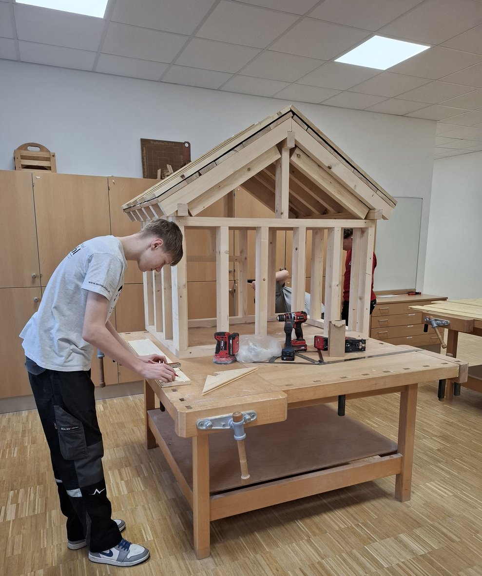 Ein Schüler beim Schrauben.