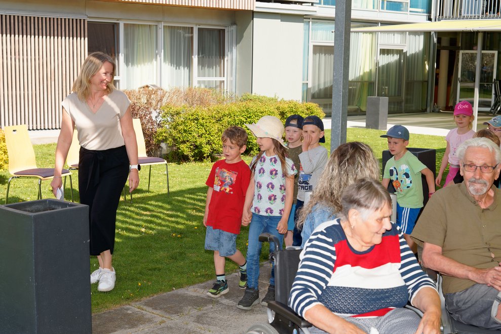 Kindergartenkinder treffen im PBZ ein.