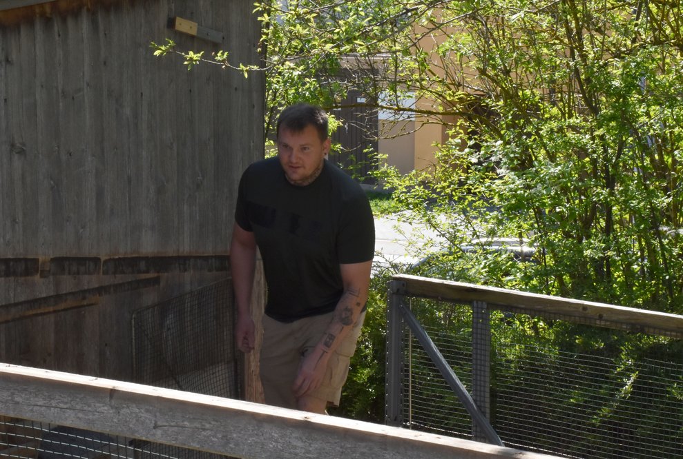 Der alte Hasenstall wird inspiziert.