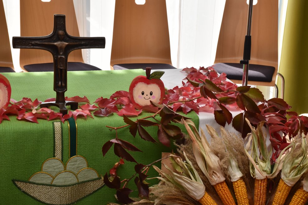 Altar mit Dekoration.