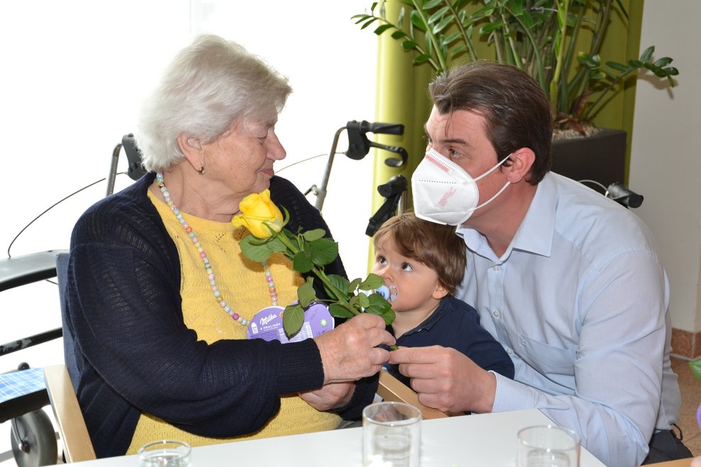 Bewohnerin kriegt eine Rose geschenkt