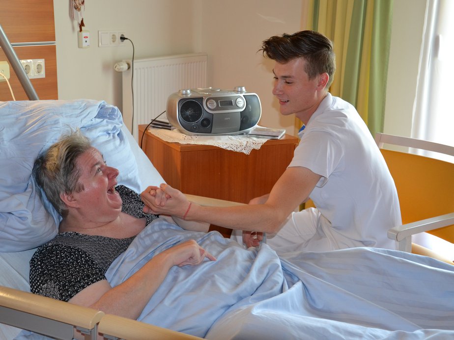 Bewohnerin und Pfleger.