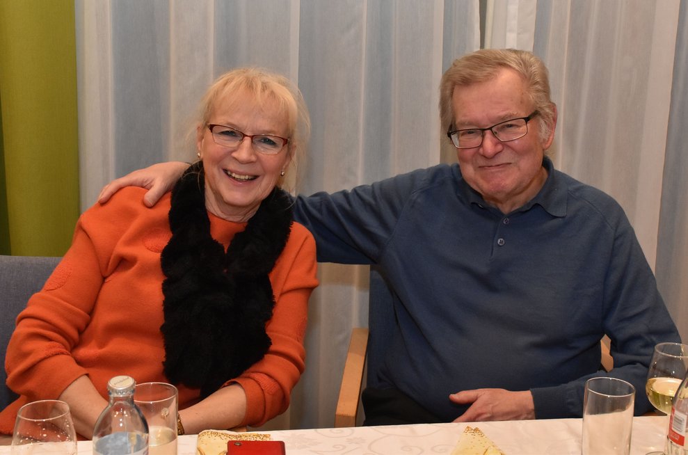 Eine Frau und ein Mann.