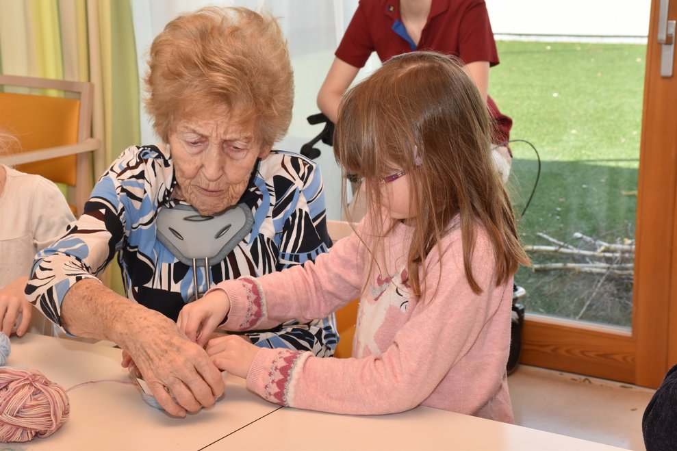 Eine Frau und ein Kind.