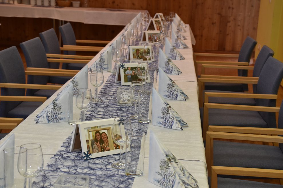 Der schön dekorierte Tisch.