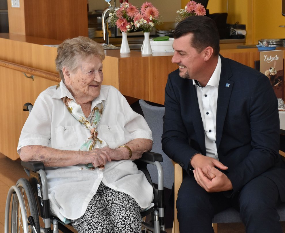Frau Hirschkron mit Direktor Rainer Hirschmann.