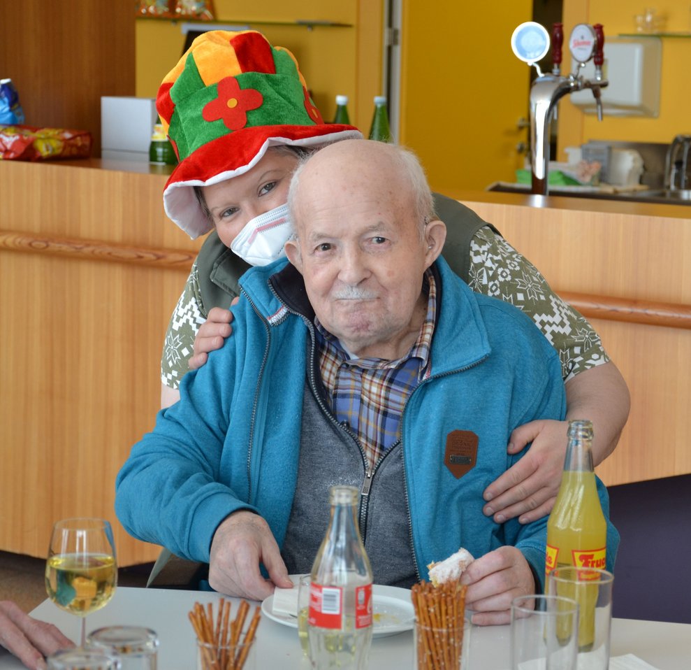 Betreuerin und Bewohner