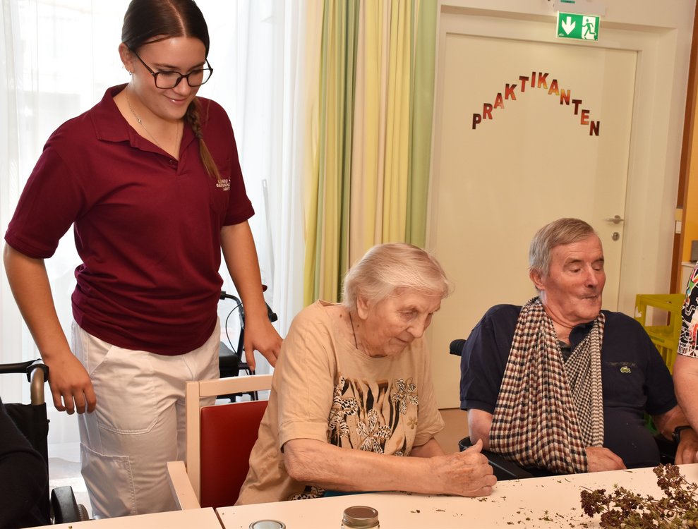 Zwei Frauen und ein Mann.