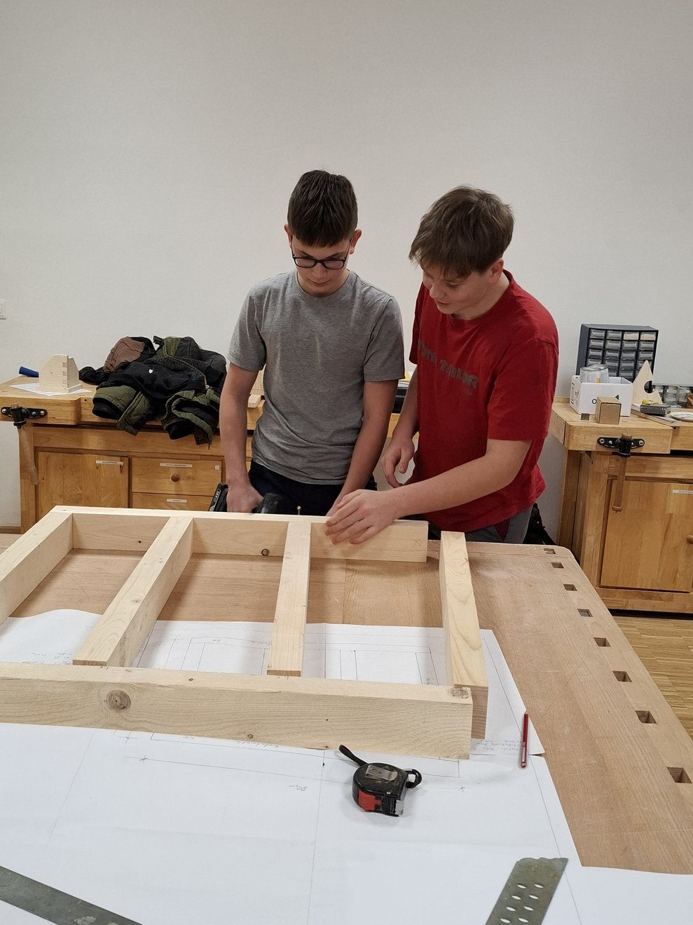 Foto von zwei Schülern.