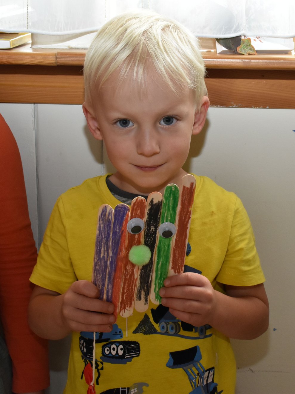 Kleiner Junge mit Drach.