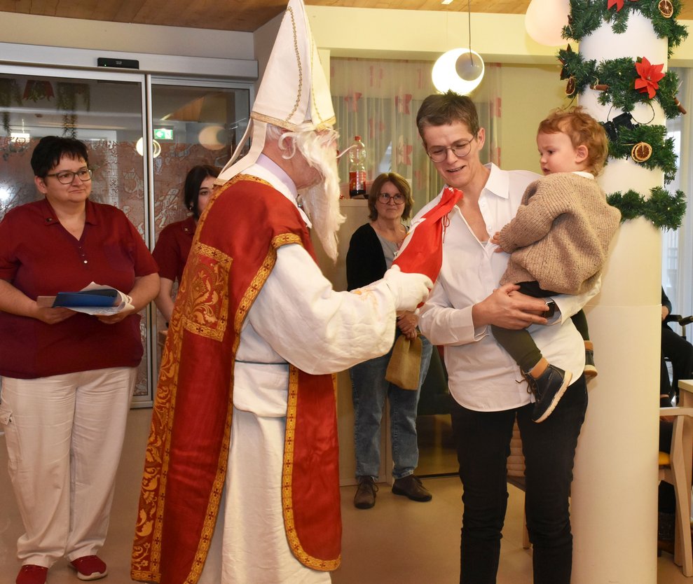 Der Nikolaus verteilt Sackerl an schüchternen Jungen