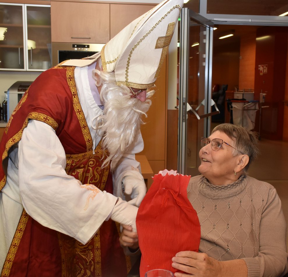 Fr. Dafert erhält Besuch vom Nikolaus