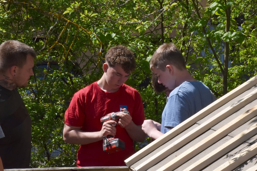 Schüler richten Bohrmaschine.