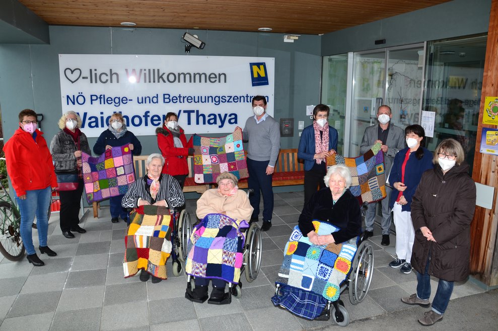 Bewohner: innen mit Rollstuhldecken