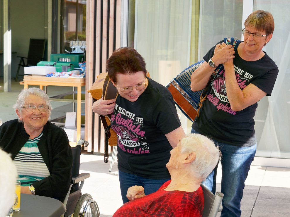 Musikantinnen Karin Hölzl und Margit Marchsteiner.