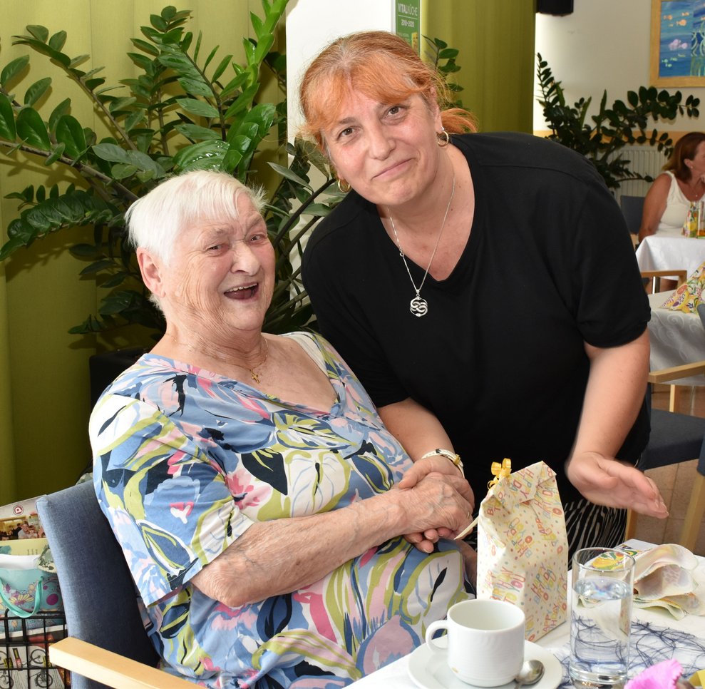 Frau Widhalm und Manuela Heuing.