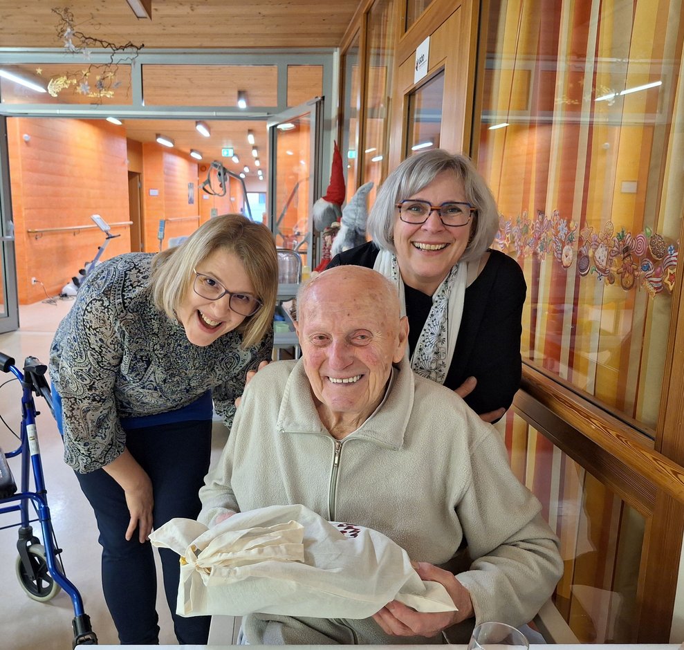 Zwei Frauen und ein Mann.
