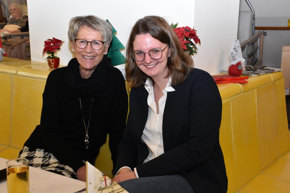 Eva Süß und Claudia Neuteufel auf der Ofenbank.