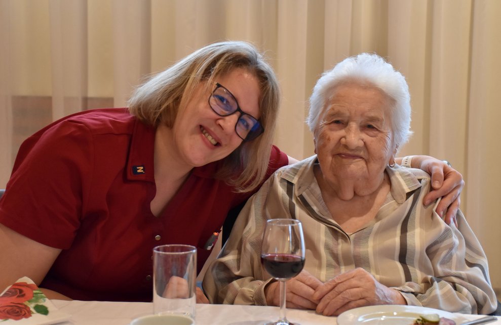 Gemeinsames Foto von Petra Mader und Fr. Fröhlich.