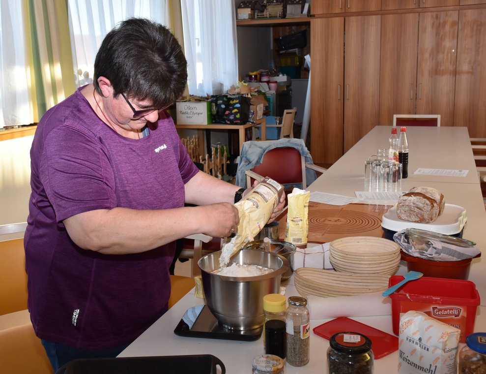 Else Habison mischt den Teig.