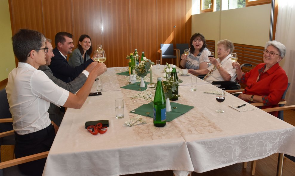 Es wird auf den Geburtstag mit einem Gals Wein angestoßen.