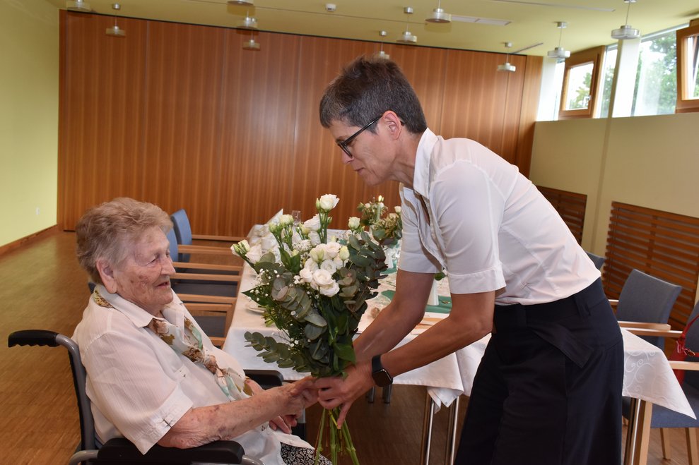 Frau Hirschkron und Roswitha Astner.