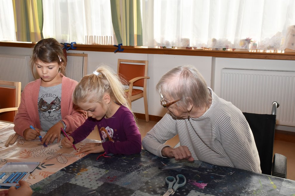 Fr. Mathilde Brait mit zwei Kindern.