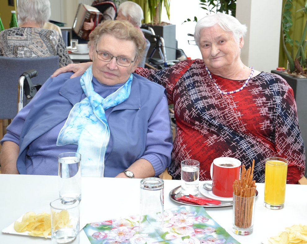 Zwei Frauen sitzen an einem Tisch