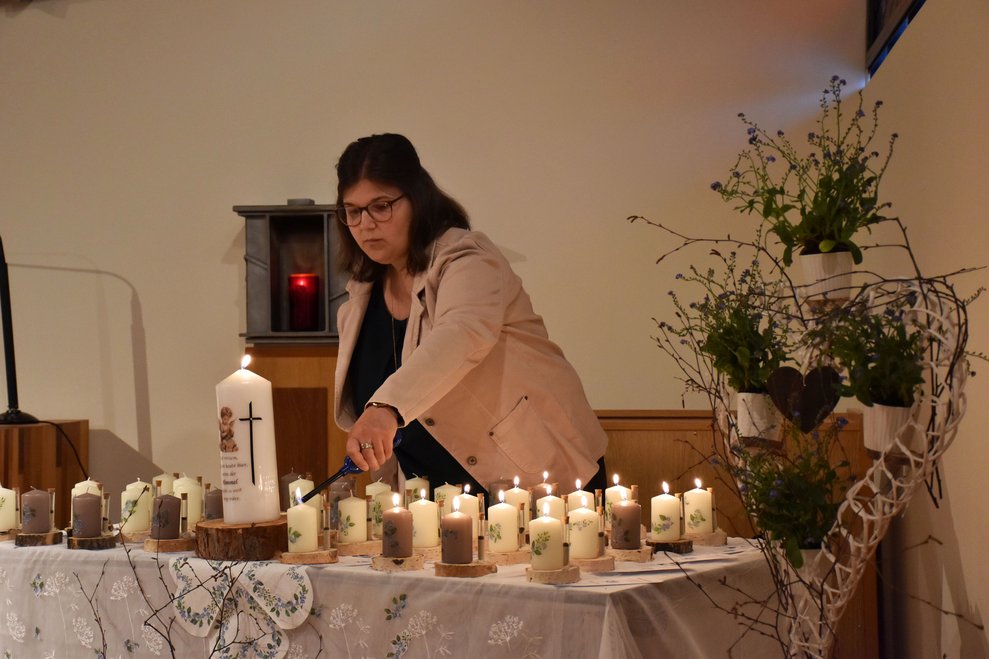 Sabrina Schmuck entzündet jede einzelne Kerze.