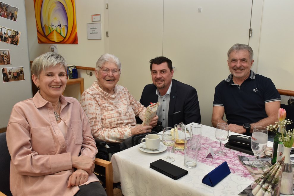 Zwei Frauen und 2 Männer.