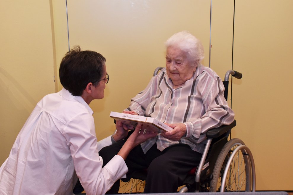 Roswitha Astner gratuliert.