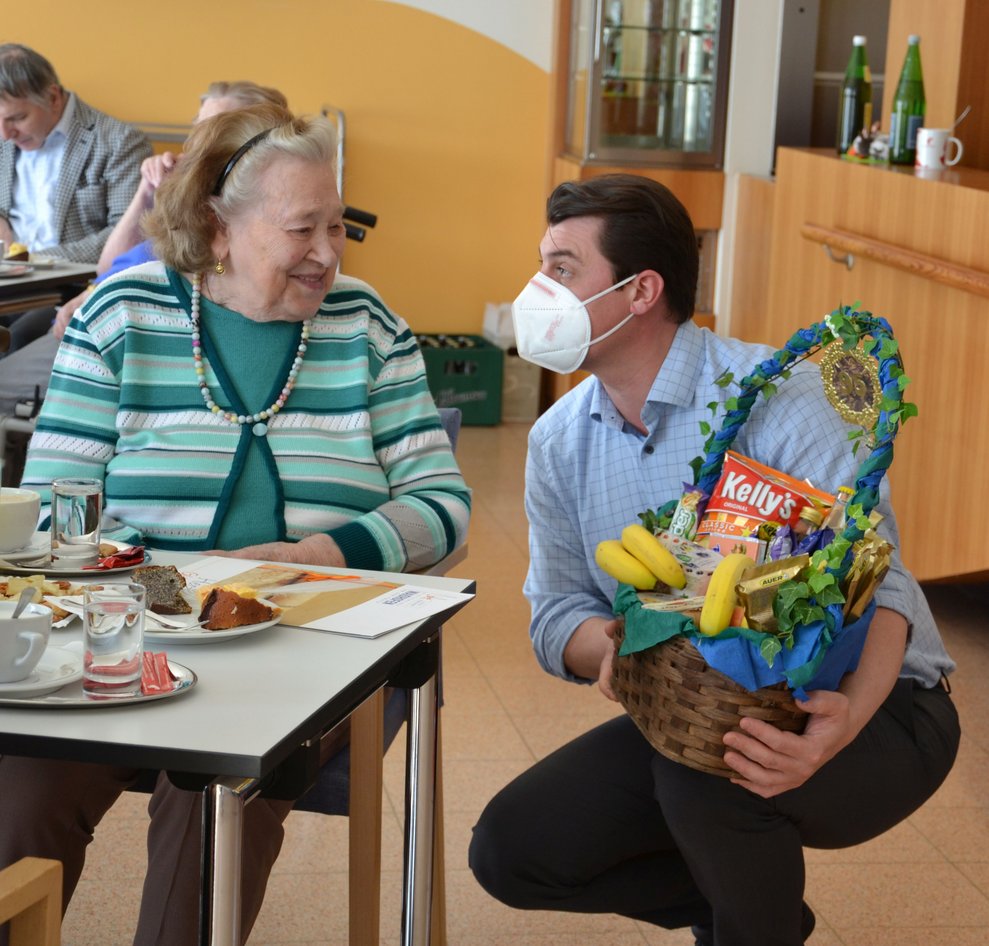 Bewohnerin kriegt Geschenkkorb