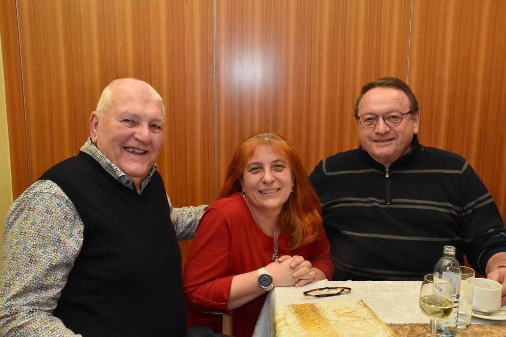 Zwei Männer und eine Frau.