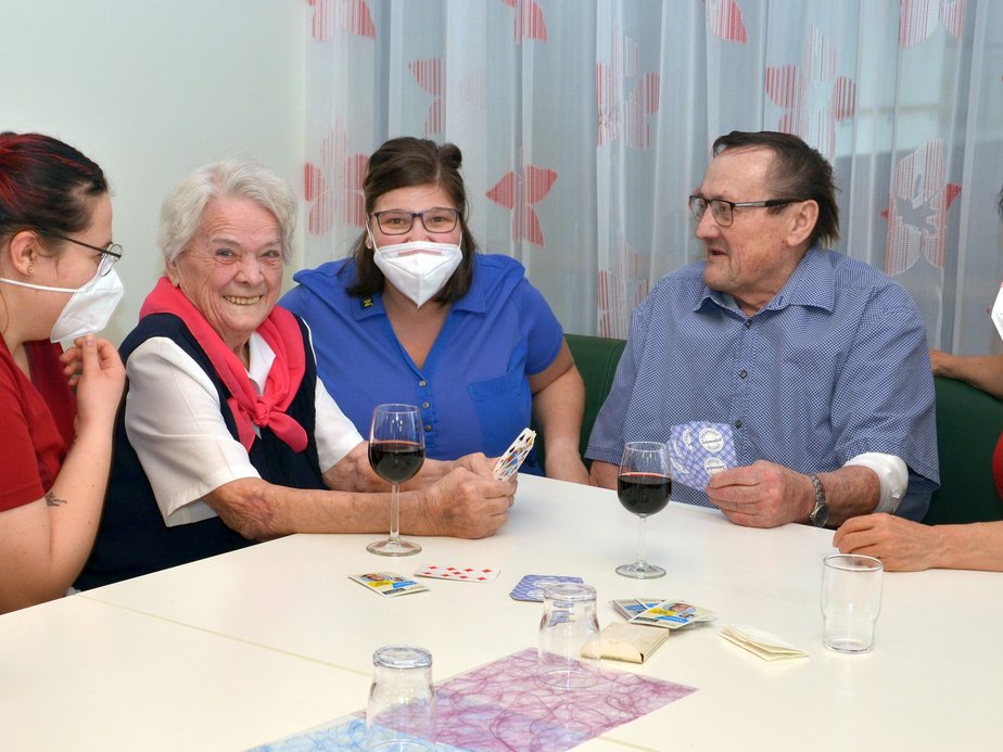 Bewohnerinnen mit Pflegerinnen.