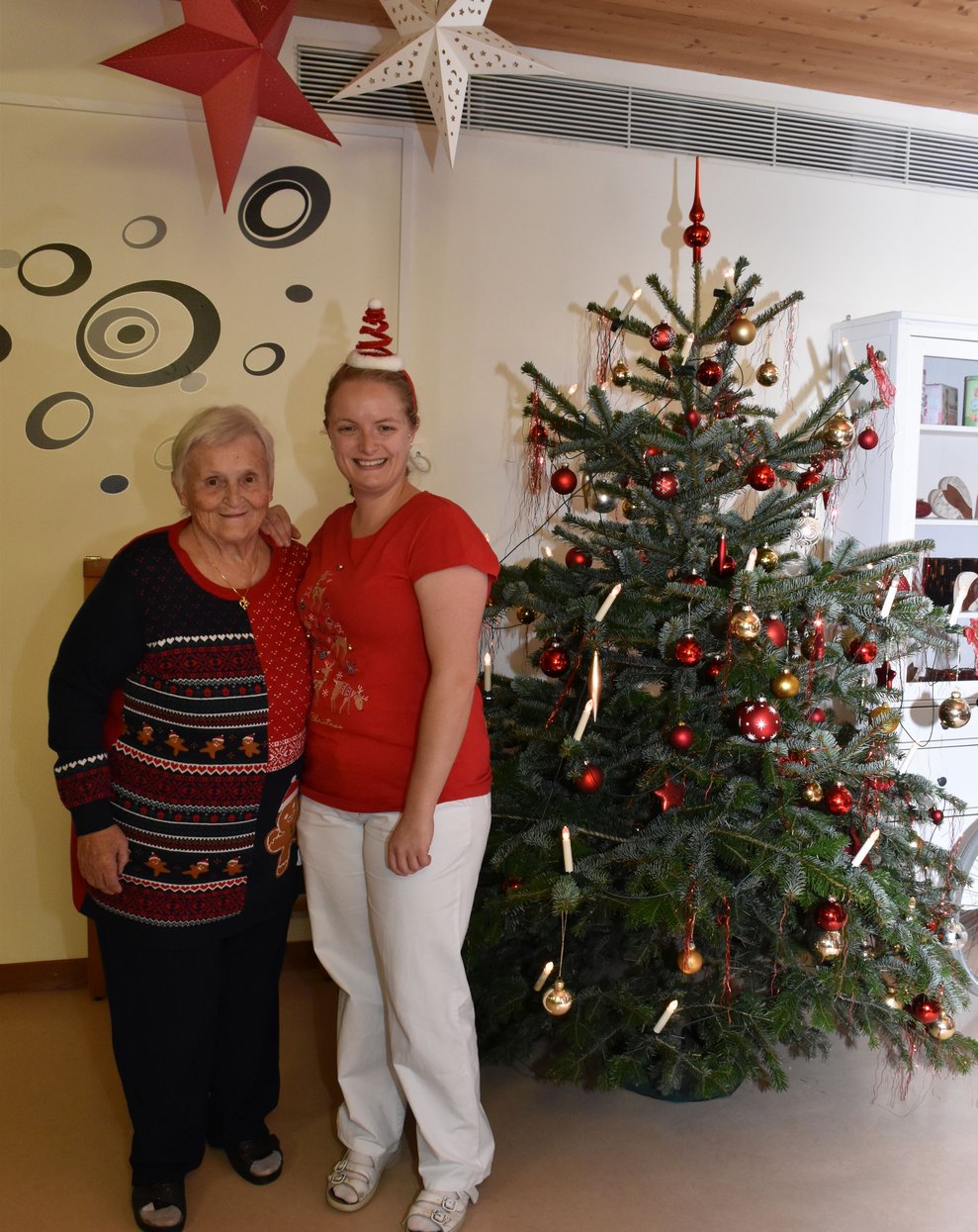 Fr. Biegl und Sabine Fraisl vor dem Christbaum.