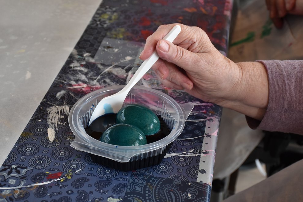 Gekochte Eier in der Farbe Petrol.