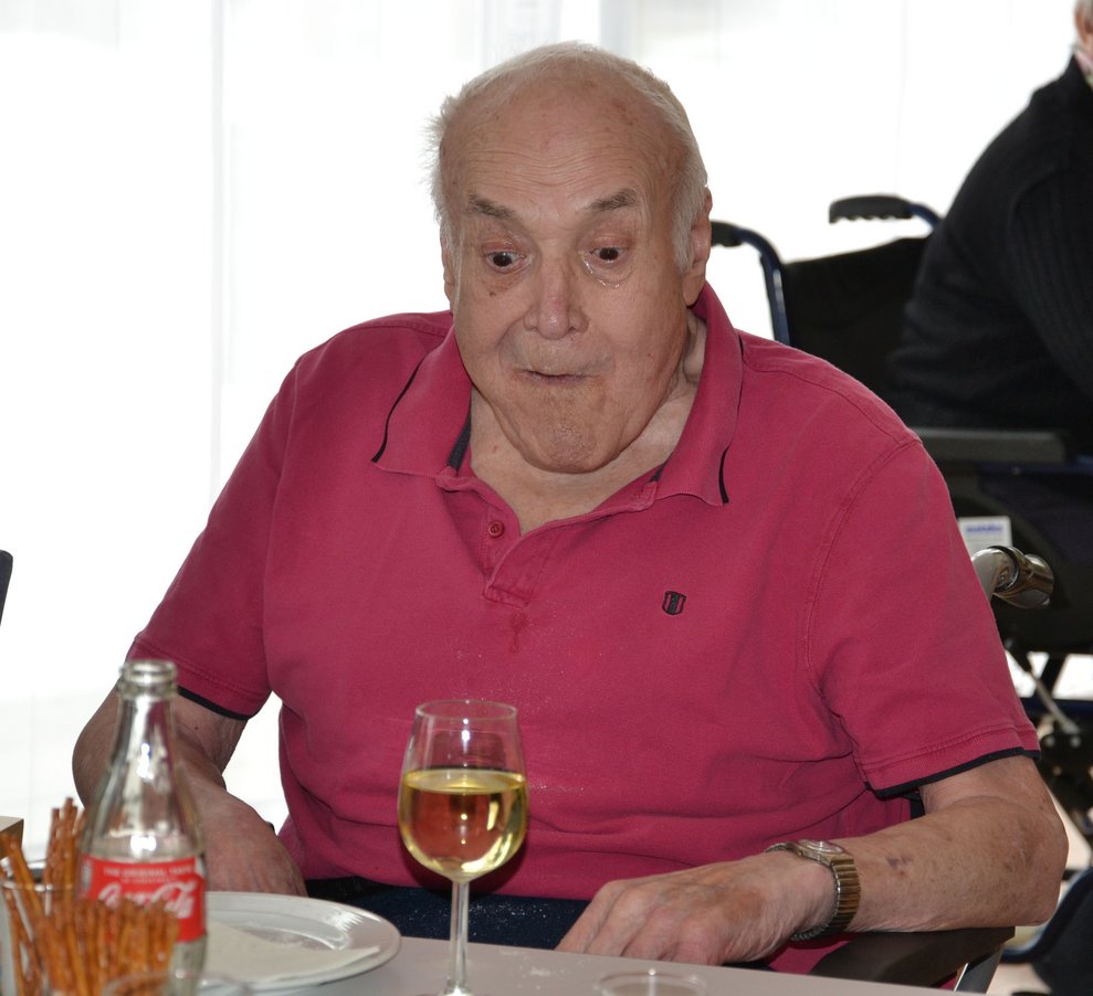 Bewohner trinkt Wein