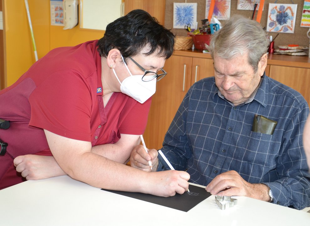 Bewohner und Betreuerin