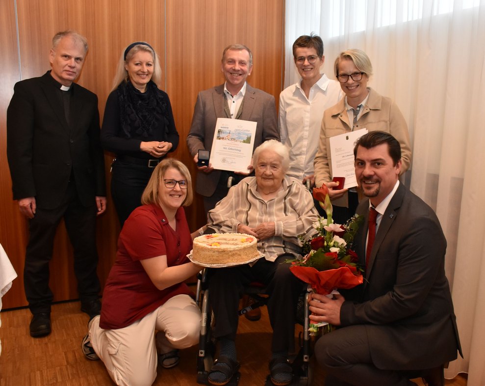 Gruppenfoto der Gäste mit Fr. Fröhlich.