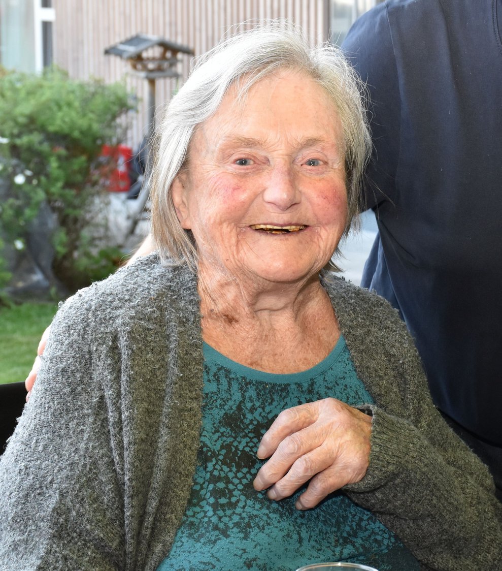 Frau Hermine Schlosser.