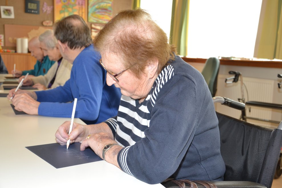 Bewohnerin zeichnet