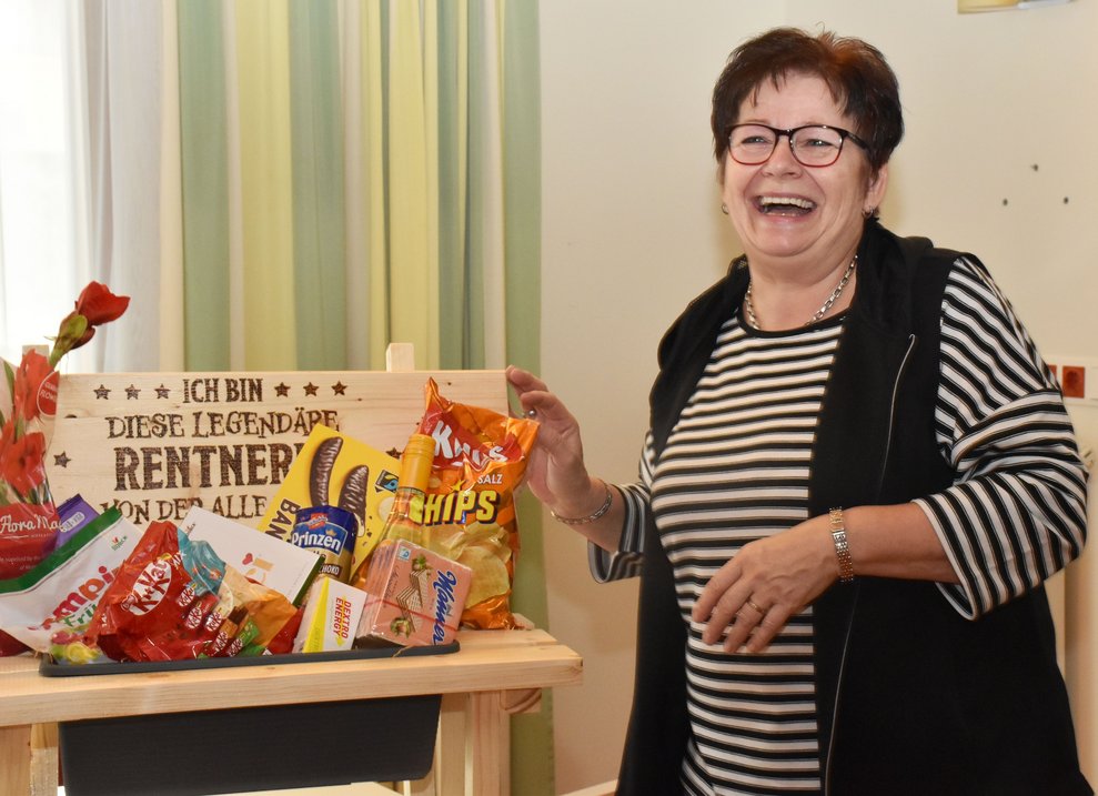 Christa Jungmann freut sich über das Geschenk