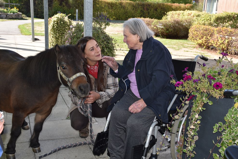 Zwei Frauen und ein Pferd.