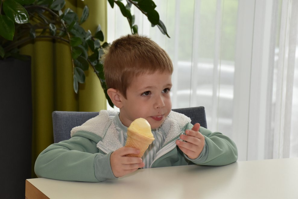 Kleiner Mann mit Eis.