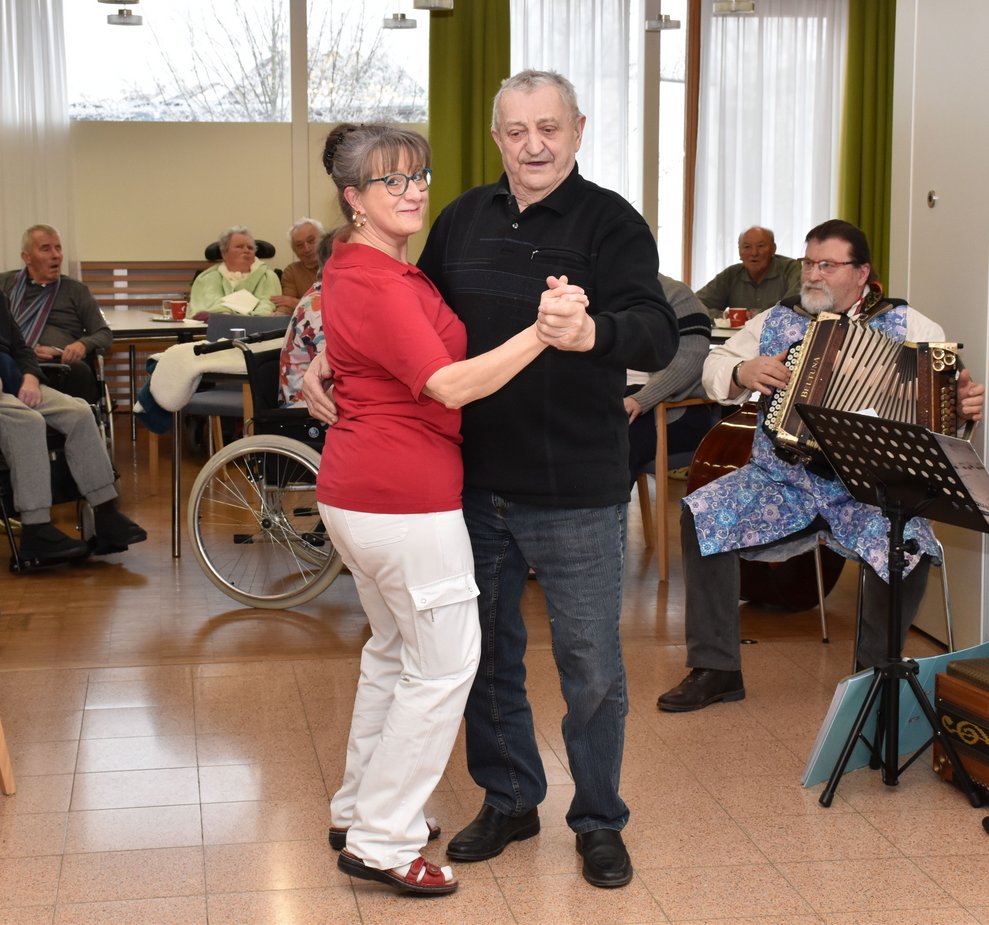 Anita Talamas-Engel tanzt mit Herrn Biegl.