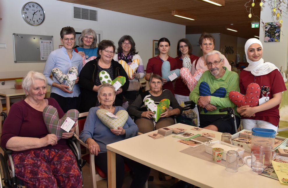 Gruppenfoto mit Bewohnern und den Damen von den Flügerlherzen.