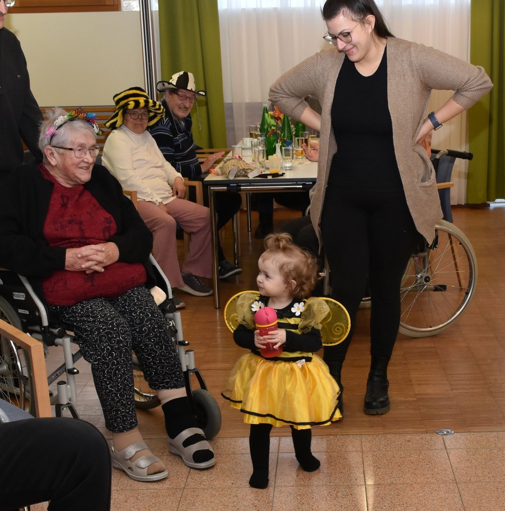 Zwei Frauen und ein Kind.