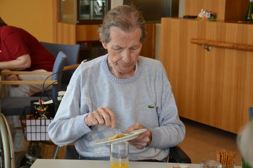 Bewohner isst Kuchen