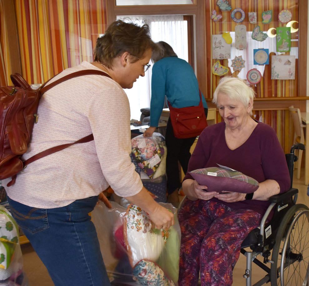 Gertrude Schmalzbauer erhält das erste Stoffherz.