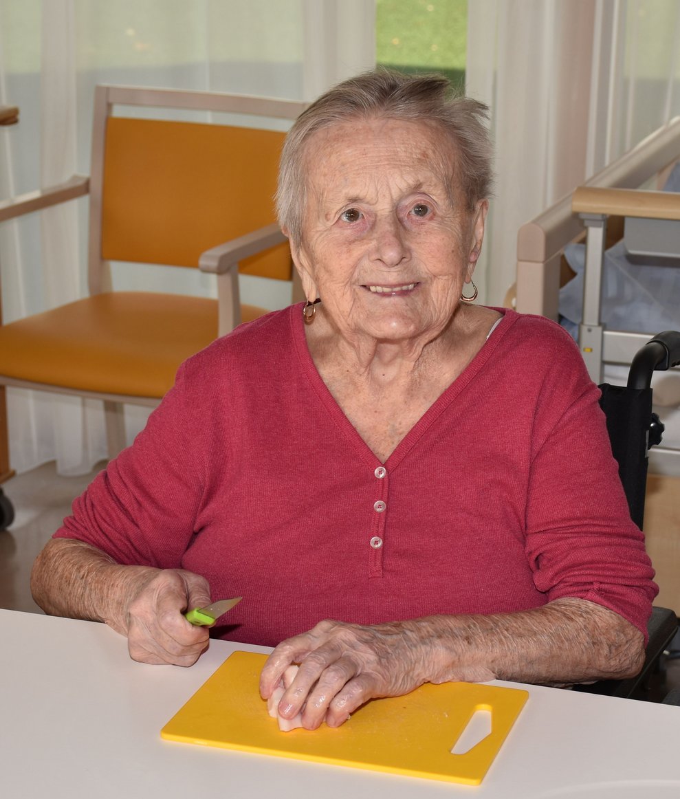 Fr. Zwettler schneidet Speck.